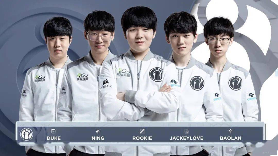 们在田间挥 们在田间挥